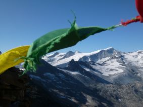 Pilgern in der Welt: tibetische Gebetsfahnen